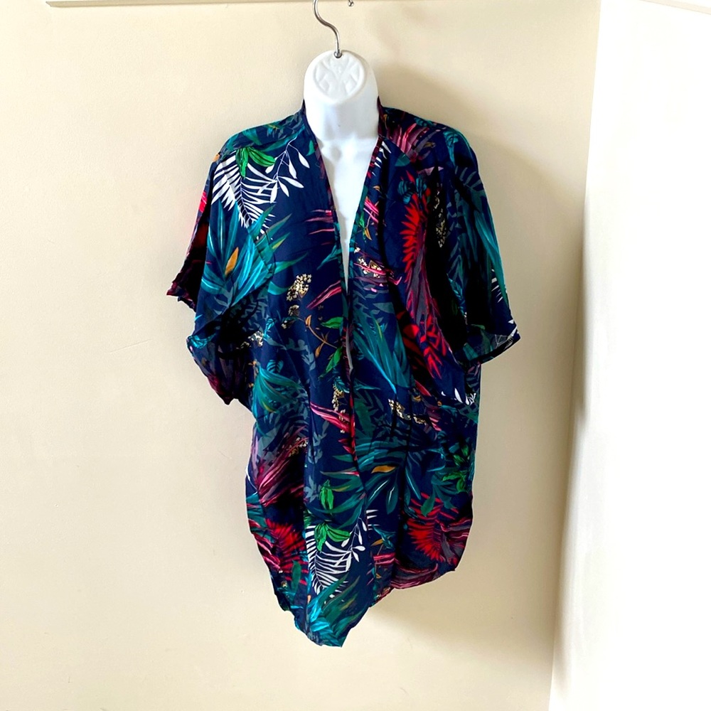 Wrap with short sleeves. New with Tag. Rich Jungle pattern.